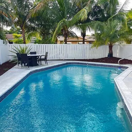 Gorgeous Open Concept 4 Bedroom With Heated Pool And Lounge Area